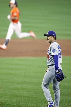 無安打無得点試合まであと1人の場面で本塁打を浴びたドジャース・山本=6日、ボルティモア