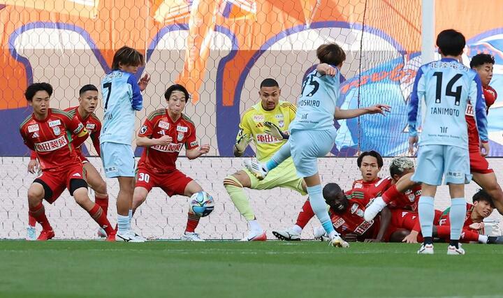 新潟―富山　前半、間接ＦＫの流れからゴールを許し、０－２＝ビッグスワン