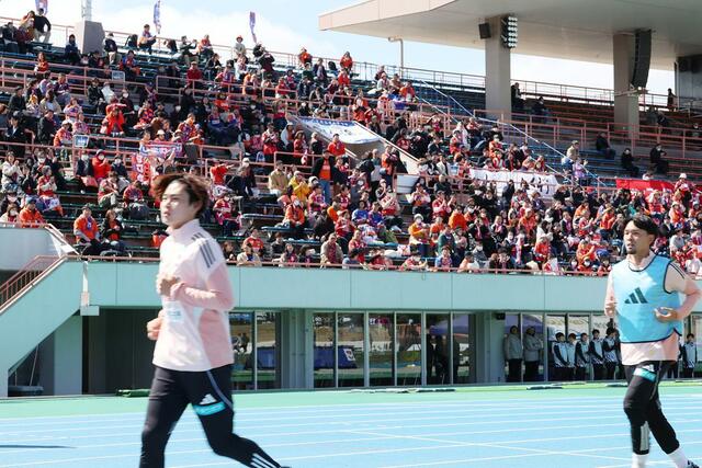 奈良戦に駆けつけた新潟サポーター＝ロートフィールド奈良