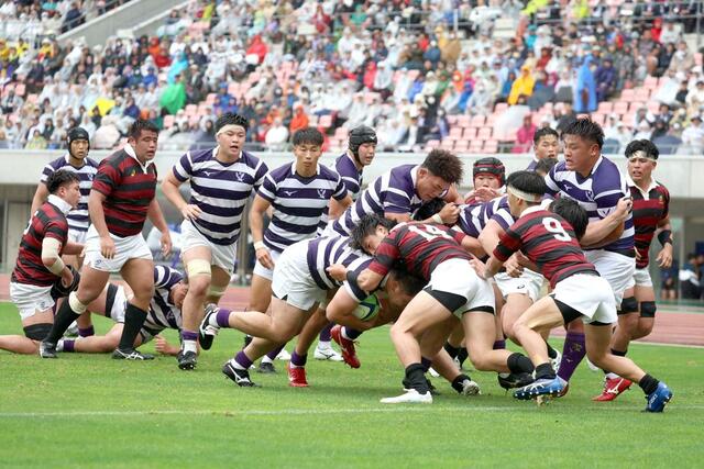 明大－早大　後半、ラインアウトからモールで攻める明大。金勇哲がトライを決めて１０－２１。後方はＬＯ稲村心（新潟工高出）＝ビッグスワン