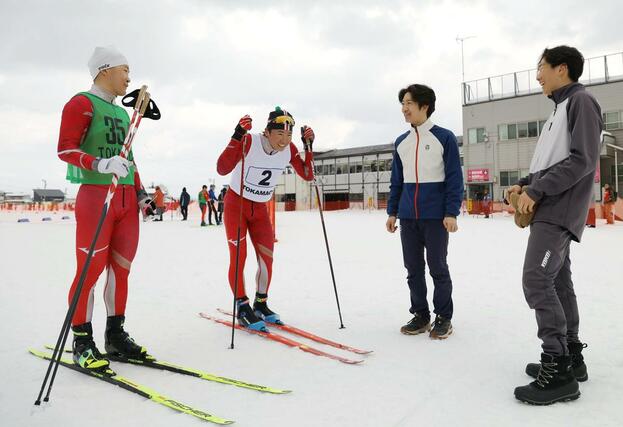男子リレー　優勝した十日町のアンカー岡田幸輝（左から２人目）を囲みねぎらう十日町のメンバー＝十日町市