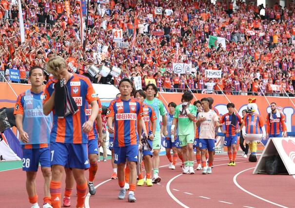 新潟-岡山 サポーターの声援を受けながら引き上げる新潟の選手たち=ビッグスワン