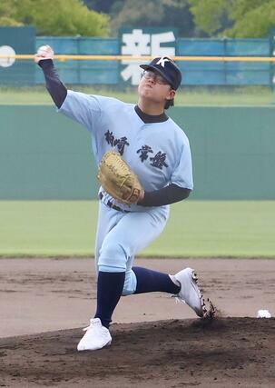 柏崎常盤・総合の先発𠮷田悠馬＝９月１１日、柏崎市の柏崎市佐藤池野球場