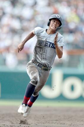 中越－関東第一　５回中越１死一塁、宮崎翔矢の二塁打で三塁を狙う１走堤歩力我＝甲子園