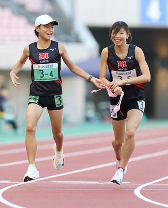 新潟明訓の４区日下部結唯（左）が５区福田せりえにタスキを渡す＝新潟市中央区