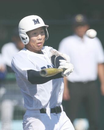 六日町－新発田中央　３回六日町２死一、二塁、櫻井新大が２点適時打を放ち２－２で追いつく＝９月１６日、新発田市五十公野公園野球場