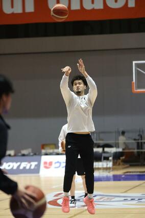 シュートするポーグ健