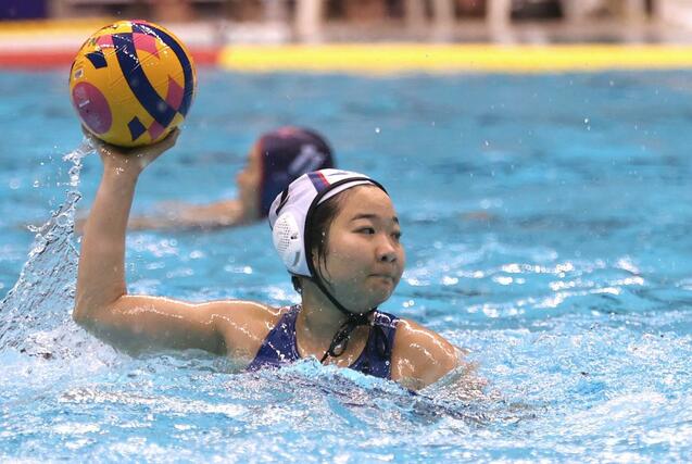 水球　日本選手権　女子３位決定戦　パスを出す主将の梅村香穂＝６月８日、横浜国際プール