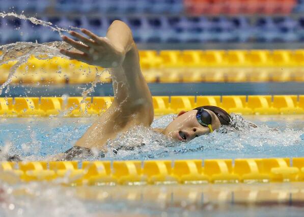 女子４００メートル自由形で優勝した佐藤花帆（新潟第一）＝長岡市のダイエープロビスフェニックスプール