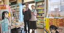 書店「奎文堂」の久保泰幸代表(左)