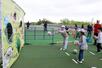 スポーツ体験キャラバンでラグビーを楽しむ子どもたち=4日、新潟市中央区清五郎