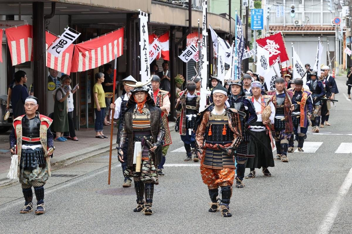 上杉謙信旗揚げの地・栃尾、武者姿で勇ましく行進！ 新潟県長岡市で