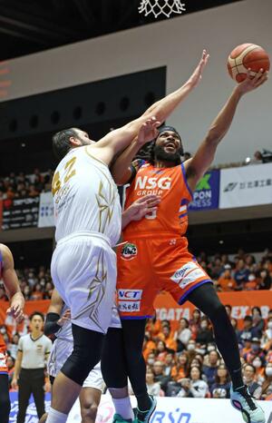 新潟-金沢 第4クオーター、シュートを決めるネルソン=アオーレ長岡(長岡支社・中里一也)