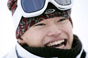 スノーボードＷ杯ハーフパイプ第２戦を制し、笑顔で取材に応じる山田琉聖＝コッパーマウンテン（共同）