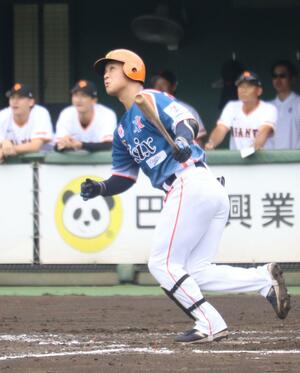 3回2死一塁、園部佳太が2点本塁打を放つ=読売ジャイアンツ球場