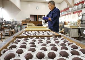2日間限定で販売する「お強の餅」=30日、上越市黒井の坂詰菓子本店