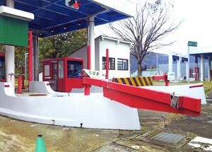 関越道上り線に入る際に接触し、折れ曲がったとみられる湯沢ICの遮断機=31日(県警提供)