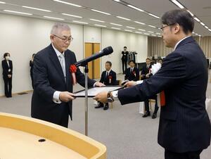 本県の教育に長年貢献した人への表彰式＝２５日、新潟市中央区