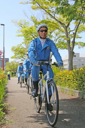 自転車利用者の街頭指導に向かう県警の「サイクルポリス」=7日、新潟市中央区