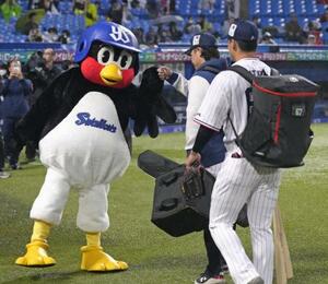 試合開始前、選手を迎えるヤクルトの球団人気マスコット「つば九郎」=神宮