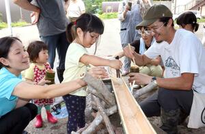 自然豊かな環境で、流しそうめんを楽しむ子どもたち=柏崎市高柳町石黒
