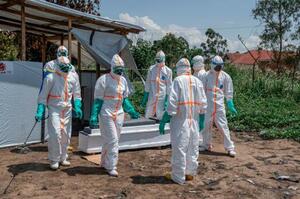 コンゴ東部イトゥリ州でエボラ出血熱による死者の遺体回収や埋葬、消毒に当たる医療従事者=8日(ゲッティ=共同)