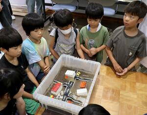 町の模型を使った実験で液状化現象の仕組みを学んだ親子防災教室=上越市板倉区