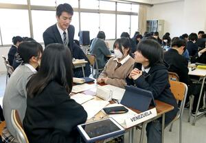 国連大使になりきり、自国の課題を話し合う生徒たち=三条市月岡1