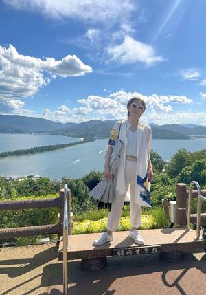 灼熱の天橋立。左に見える海の上の松並木を歩きました