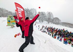 特典入りのカプセルをスキー客に向けてまいた「スーパー豆まき」=1日、妙高市
