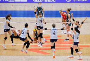 ポーランドに勝利し、喜ぶ日本の選手たち=千葉ポートアリーナ