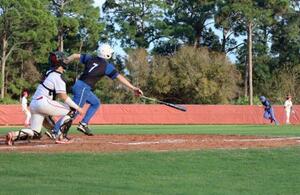 　セントルーシー・ウエスト・センテニアル高のグラウンドで行われた野球部の試合＝米フロリダ州ポートセントルーシー（共同）