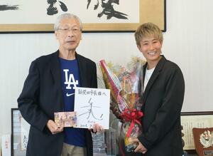 新発田市の二階堂馨市長(左)を訪問した平尾知佳さん=新発田市役所