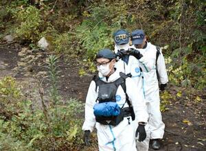 　小型航空機墜落事故の現場となった山中から戻った運輸安全委員会の航空事故調査官ら＝２１日午後、福岡県八女市