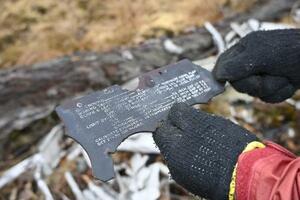 墜落現場に残る文字の書かれたＢ２９爆撃機の残骸＝２０２５年１２月２４日午後１時１１分、宮崎県高千穂町