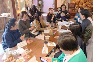 柏崎への移住者が集まり、趣味などの話で交流した催し=柏崎市加納
