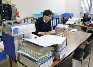 五泉市長選（１８日告示）と並行して衆院選の準備を進める五泉市選挙管理委員会＝１６日、五泉市役所