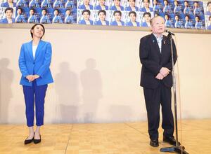 参院選新潟選挙区で自民党公認候補が敗れ、県連会長として敗戦の弁を述べる佐藤信秋氏(右)=7月20日、新潟市中央区