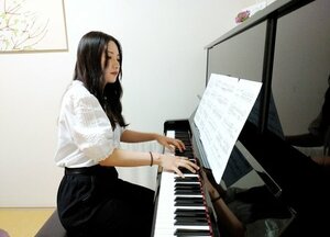 小学2年生の時からピアノを続けている相澤夏音さん。被爆ピアノの演奏会に向け、長岡市の実家でも練習に励む=新保6