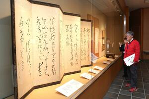 良寛の晩年の足跡や地域の人々との交流がうかがえる特別企画展＝２５日、長岡市島崎