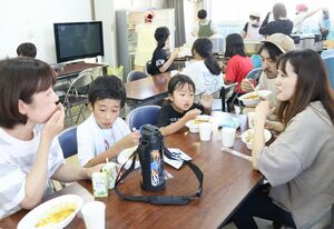 地域住民らが食事を通じて交流を深めている「ふれあい地域食堂」=柏崎市比角2