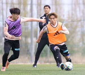 練習に励むMF石山青空(右)=聖籠町