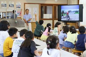 クイズを交えて鬼太鼓について学んだ出前授業=佐渡市秋津