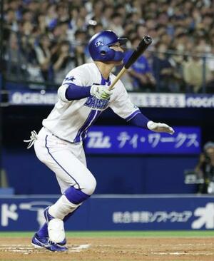 7回DeNA1死一、二塁、代打京田が右越えに逆転3ランを放つ=横浜