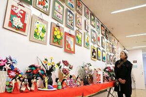 ひな人形や蛇の折り紙が並ぶ展示会=2月18日、アオーレ長岡