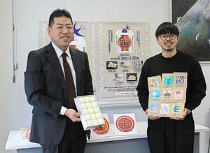 グランプリの「越乃銘菓 雲がくれ」を手にする梨本義博さん(左)と、準グランプリの「TSUBAME-SANJO TRIP COFFEE」を紹介する嶋田雅紀さん=燕市役所