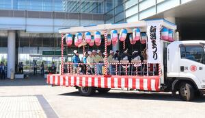 新潟まつりの関係者を乗せ、「ふれ太鼓」の巡行に出かける車両=新潟市中央区万代島