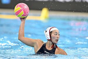 女子決勝トーナメント1回戦、日本-英国 第2ピリオド、プレーする浦=シンガポール(共同)