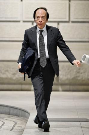 金融政策決定会合出席のため、日銀本店に入る植田総裁=19日午前(代表撮影)