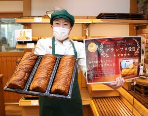 人気商品「メープルラウンド」をアピールする長谷川啓太社長=長岡市古正寺3